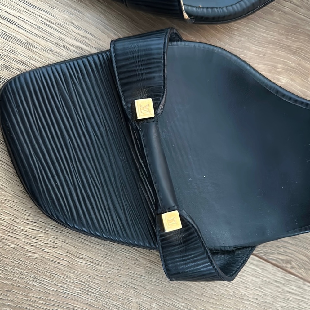 LOUIS VUITTON Black and Gold Heels with Elegant Design - Picture 3 of 13